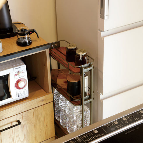 【冷蔵庫横の隙間が収納に】
今まで諦めていた冷蔵庫や食器棚の横のわずかな隙間も、このスリムワゴンを置けば、ストックの飲料や調味料がすっきり片付く便利な収納庫に早変わりします。