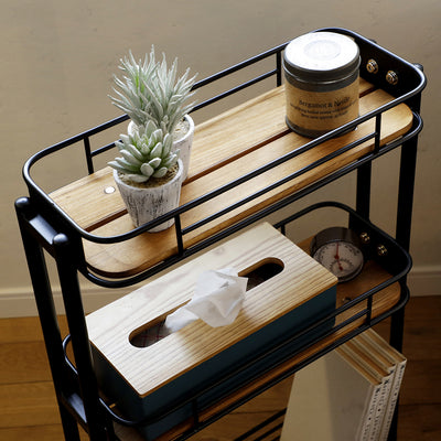 【見せる収納を楽しむワゴン】
よく使うティッシュや小物も、お洒落なグリーンと一緒に飾るように収納すれば、生活感を感じさせない洗練された空間を手軽に作れます。