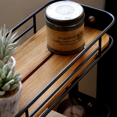 【天然木の温かみある質感】
オイルステインで仕上げたパイン材の美しい木目が、お気に入りのアロマキャンドルや観葉植物を、より一層魅力的に引き立ててくれます。