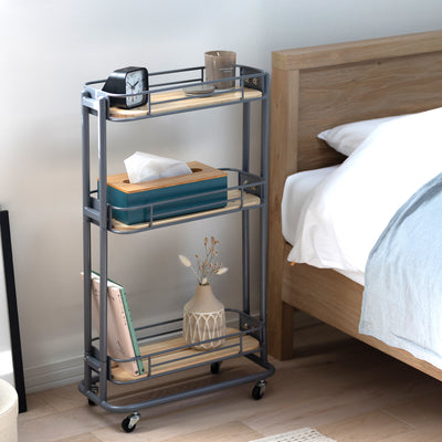 【眠る前のリラックスタイム】
スマートフォンや読みかけの雑誌、お気に入りの小物たちをこの一台に集約し、自分だけのくつろぎの時間を演出する、スマートなナイトテーブルとして活躍します。