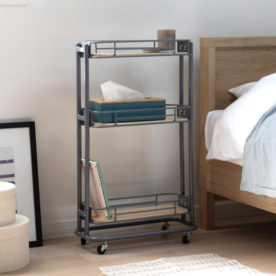 【幅22cmの隙間を活用】
これまでデッドスペースだったベッド脇も、幅わずか22cmのスリム設計ワゴンを置くことで、ティッシュや本がすっきり片付く便利な収納場所に変わります。