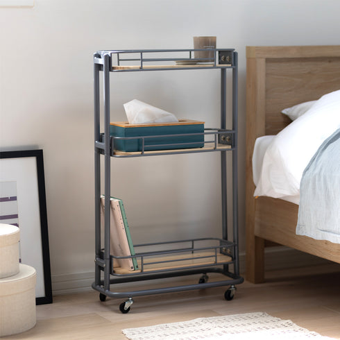 【幅22cmの隙間を活用】
これまでデッドスペースだったベッド脇も、幅わずか22cmのスリム設計ワゴンを置くことで、ティッシュや本がすっきり片付く便利な収納場所に変わります。