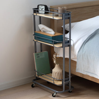 【ベッドサイドを快適空間に】
就寝前に読みたい本や、ティッシュ、アロマキャンドルなどをまとめて置けば、散らかりがちなベッド周りが、一日の疲れを癒す快適な空間に生まれ変わります。