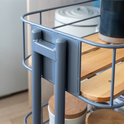 スチール製のフレームと天然木のパイン材の組み合わせが温かみのある柔らかい印象を与えてくれ相性抜群です。