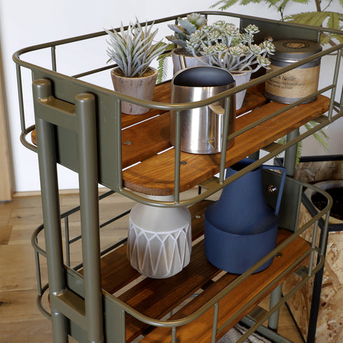 各棚には置いたものがこぼれ落ちないように丸棒のフレームがついており、収納スペースもたっぷり確保されています。