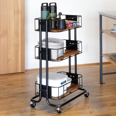 お菓子や保存食を入れてキッチンやパントリーで使ったり、本や小物を置いてリビングで使ったり、洗剤や掃除グッズを置いてバスルームで使ったり、と様々なシーンで活躍してくれます。