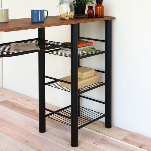 収納スペースも豊富で、天板下の収納スペースとサイドの収納棚に沢山収納していただけます。