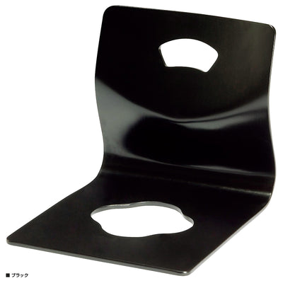 【空間を引き締めるブラック】
凛とした佇まいのブラックは、和室をモダンな印象に変えたり、シックなインテリアのアクセントとして空間全体を引き締めてくれる。