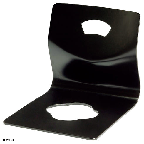 【空間を引き締めるブラック】
凛とした佇まいのブラックは、和室をモダンな印象に変えたり、シックなインテリアのアクセントとして空間全体を引き締めてくれる。