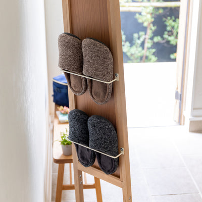 ミラー裏にはスチールバーが3本付いているためスリッパやスプレーボトルを引っ掛けることができます。