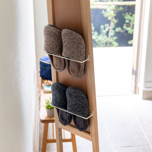 ミラー裏にはスチールバーが3本付いているためスリッパやスプレーボトルを引っ掛けることができます。