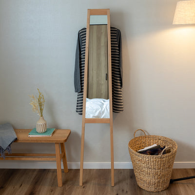 最大幅310mmというスリムでコンパクトなサイズながら、ミラーを立て掛けた時に全身が映るように設計されています。