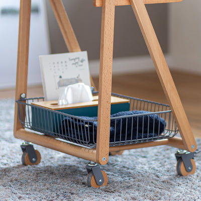 コンパクトサイズでありながら天板下には収納カゴが付いているため、ティッシュや本などのちょっとした小物も収納でき、使い勝手抜群です。