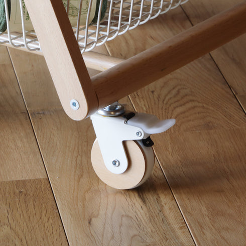 キャスターが付いていることで、ソファ前やベッドサイドでちょっとしたパソコン作業や書き物をしたいときにテーブルを簡単に手元に寄せることができ、それぞれの日常生活に合わせた使い方ができる一台です。