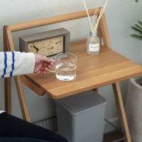 【優しい手触りの天板】なめらかな天然木の天板は、飲み物などを置いても安定感があり、安心してお使いいただけます。