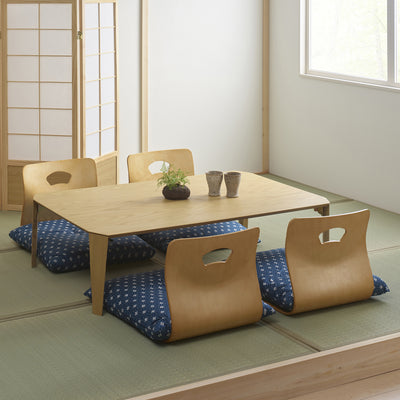 【家族が集う、くつろぎの空間】
4〜6人でゆったり囲める幅120cmの広々とした天板は、家族の食事や友人との集まりなど、日々の暮らしの中心で温かな時間を育みます。