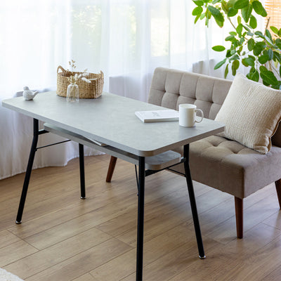 【テレワークにも最適】
ノートパソコンや書類は天板下の棚に収納できるので、食事のスペースから快適なテレワーク空間への切り替えもスムーズに行えます。