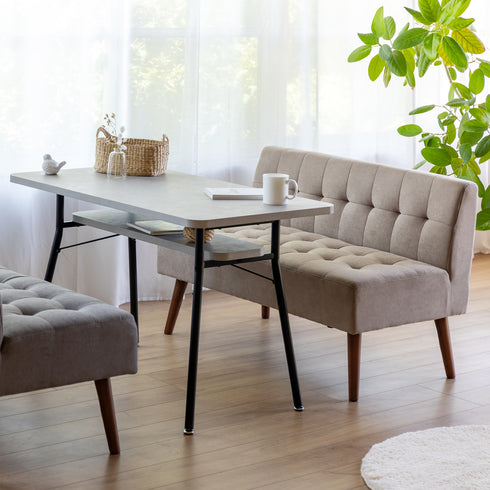 【二人でゆったり使える広さ】
幅1100mmの天板は、二人で食事をしたり、並んで軽食を楽しんだりするのにちょうど良いサイズ感で、豊かな二人時間を育みます。