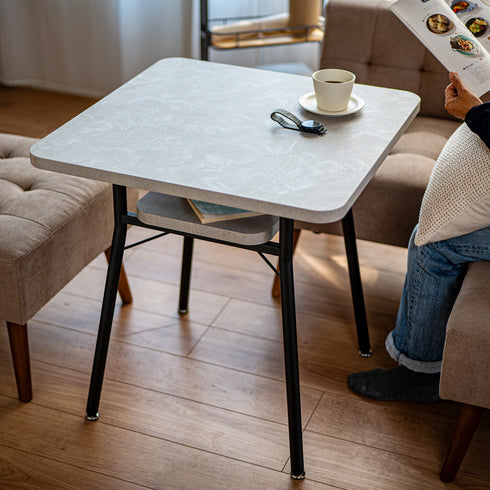 木目柄のメラミン天板とブラックのスチール脚の組み合わせがおしゃれでスタイリッシュな「ミルドシリーズ」の幅650mmのダイニングテーブルです。