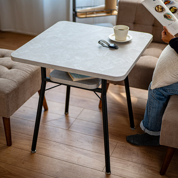 木目柄のメラミン天板とブラックのスチール脚の組み合わせがおしゃれでスタイリッシュな「ミルドシリーズ」の幅650mmのダイニングテーブルです。