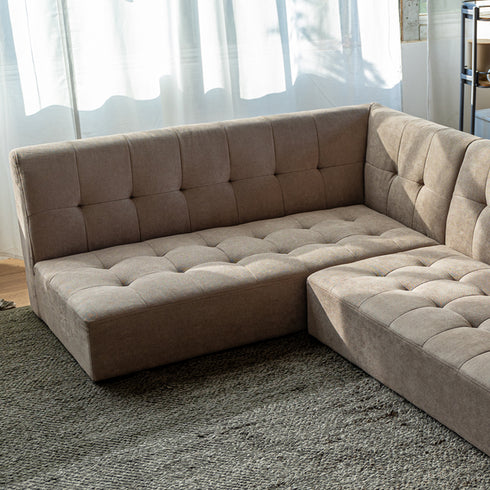 【目線が下がる、新しいくつろぎ】
脚を外してロータイプとして使えば、天井が高く感じられお部屋に開放感が生まれ、床に近い暮らしがより深いリラックス感をもたらします。