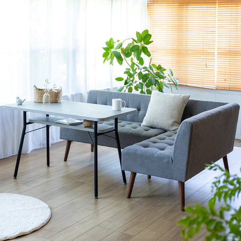 【自然光と過ごす心地よい角】
明るいグレーが自然光に映え、お部屋に開放感をもたらし、お気に入りのクッションを一つ加えるだけで、そこはもうあなただけの特別なリラックス空間です。