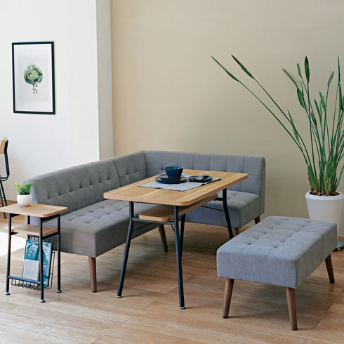 【もっと自由に、もっと快適に】
同シリーズのベンチやオットマンを組み合わせることで、足を伸ばして寛いだり、来客時のスツールにしたりと、暮らしのシーンに合わせて使い方を自由にアレンジできます。