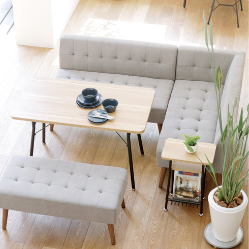 【食事もくつろぎも、この場所で】
ソファとダイニングの役割を一つにまとめるLDスタイルは、限られたスペースを有効活用できるだけでなく、食事の後もそのまま移動することなく、家族団らんの時間をゆったりと過ごせます。