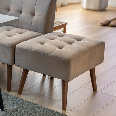 【いつもの時間に、プラスの寛ぎ】
ダイニングソファの横に置けば、食事の後もゆったりと脚を伸ばして寛げる、家族団らんの中心となる特別なスペースが生まれます。