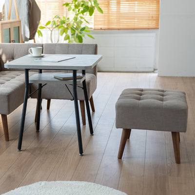 【ひとり時間の、贅沢な相棒】
読書やティータイムのお供に、このオットマンがあるだけで、いつもの何気ない時間が、より豊かで贅沢なひとときに変わります。