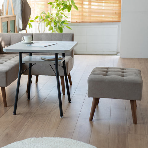 【ひとり時間の、贅沢な相棒】
読書やティータイムのお供に、このオットマンがあるだけで、いつもの何気ない時間が、より豊かで贅沢なひとときに変わります。