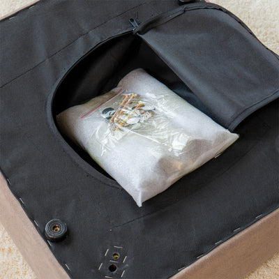 【届いてすぐ、簡単組み立て】
組み立てに必要な脚などのパーツは、座面裏のファスナー内にすっきりと収納してお届けするので、部品をなくす心配もなくスムーズに作業を始められます。