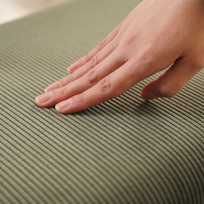 座面には、滑らかで肌触りの良いコーデュロイ生地を使用しており、ほっと落ち着く優しいぬくもりを楽しめます。