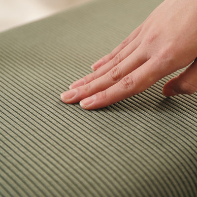 座面には滑らかで肌触りの良いコーデュロイ生地を使用しております。