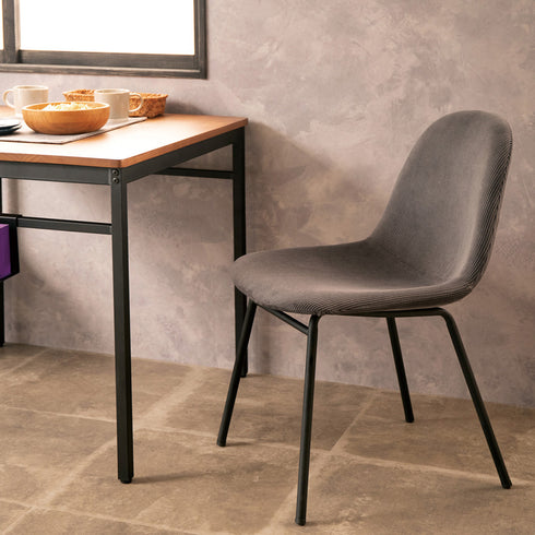 シンプルでモダンなデザインが印象的なインテリア"ノアルシリーズ"のチェア。