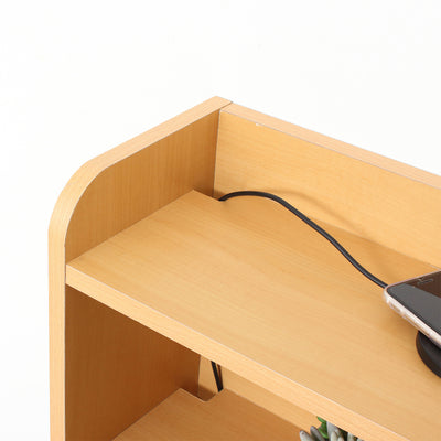 【便利なコードスリット付き】
天板にはコードスリットが付いているため、スマートフォンやタブレットを充電しながら、壁にぴったりと付けて設置できます。