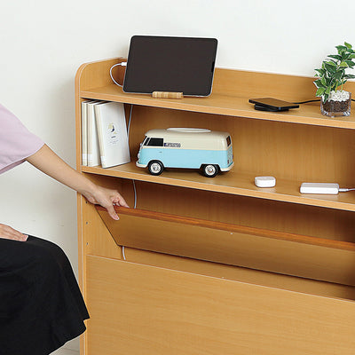 【隠す収納で生活感をオフ】
下段のフラップ棚には使用頻度の低いものやルーター類を隠して収納でき、生活感を感じさせない寝室づくりをサポートします。