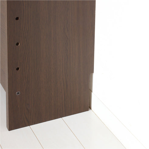 【壁にぴったり寄せられる工夫】
側板の背面下部をカットすることで、壁の巾木(はばき)を避けながら、本体を壁にぴったりと付けて設置できるよう工夫されています。