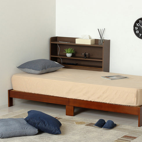 【理想のベッド周りが完成】
時計や眼鏡、ティッシュなど、枕元に欲しいものを手の届く範囲にまとめて置けるので、快適なベッドタイムを過ごせます。