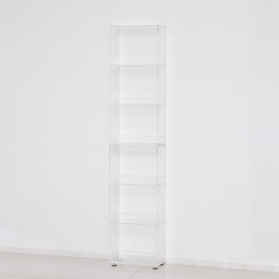 【お部屋に溶け込む透明ラック】
まるでオブジェのように美しい透明なアクリルが、圧迫感を与えることなく空間に溶け込み、お部屋をより広くスタイリッシュに見せてくれます。