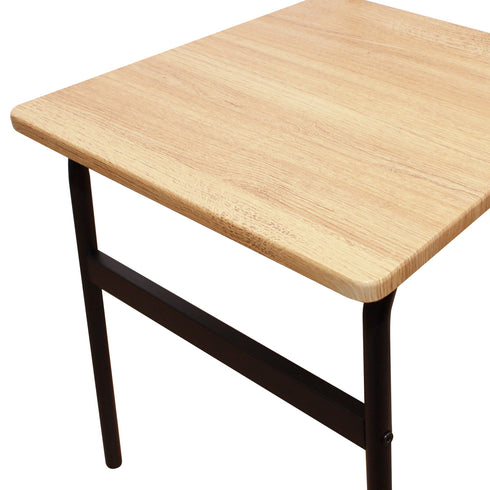 デスク・チェア共に、傷が付きにくくお手入れの容易な合成樹脂板を使用しており、高級感のある凹凸のエンボス加工を施しました。