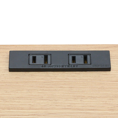 デスクの天板には1500Wのコンセントが2口付いており、デスクライトの使用や、パソコンやスマホの充電をしていただけます。