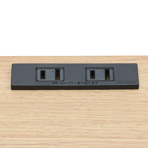 デスクの天板には1500Wのコンセントが2口付いており、デスクライトの使用や、パソコンやスマホの充電をしていただけます。