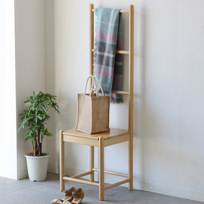 実用性も抜群で、玄関に置いてマフラーや帽子を掛けたりなど、置く場所を選ばずにご使用いただけます。