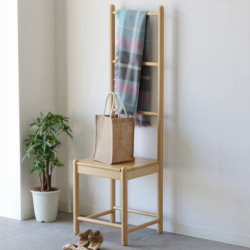 実用性も抜群で、玄関に置いてマフラーや帽子を掛けたりなど、置く場所を選ばずにご使用いただけます。