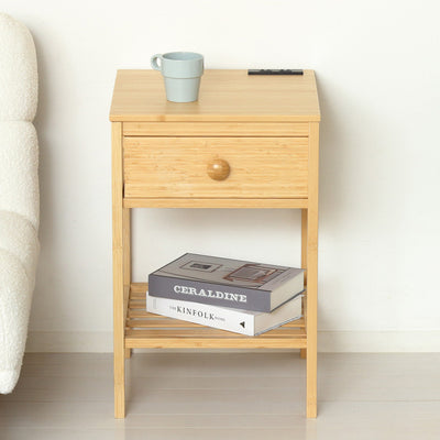 テーブルの下にはちょっとした収納スペースがあり、本や雑貨、観葉植物をディスプレイするのにも最適です。