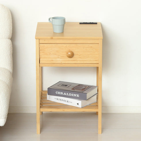 テーブルの下にはちょっとした収納スペースがあり、本や雑貨、観葉植物をディスプレイするのにも最適です。