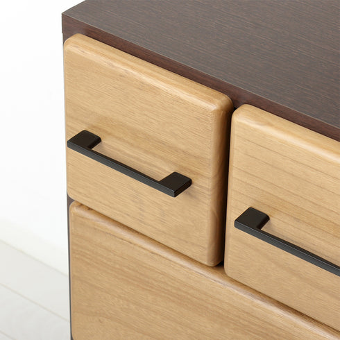 スチール製の取っ手がアクセントとなり、天然木を際立たせるデザインにも注目です。