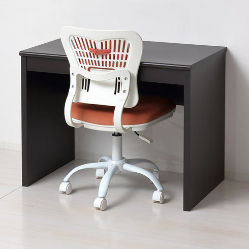 アームレスタイプなので、さまざまデスクにもスッキリ収まり、デスクスペースを有効的に使えます。