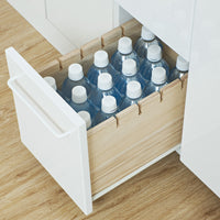 【ストック品は、深引出しへ】
かさばるペットボトルのストックや、背の高い調味料なども、たっぷりと収納できる深型の引出しが、キッチンをいつもきれいに保つお手伝いをします。